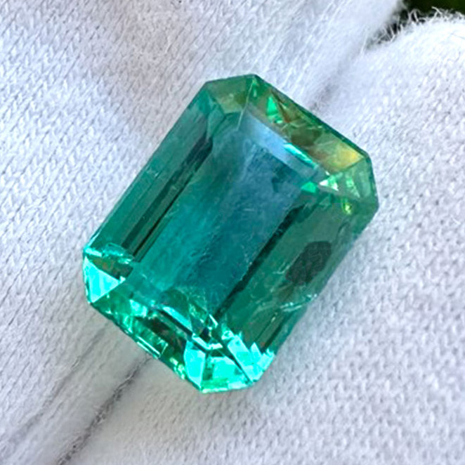 Смарагд - Зелений